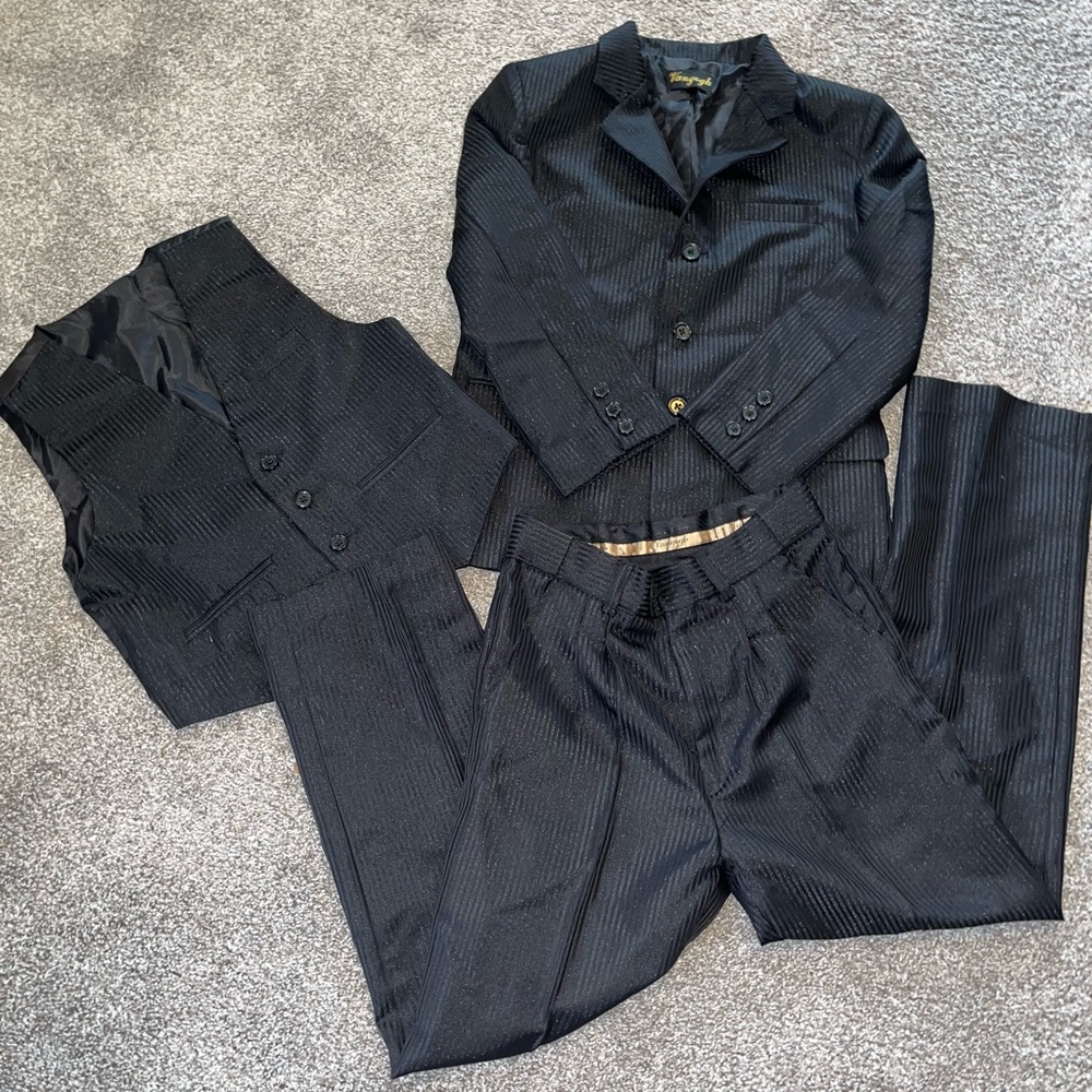 Boys beautiful 3 piece suit , lil sparkly for special occasions. Worn once